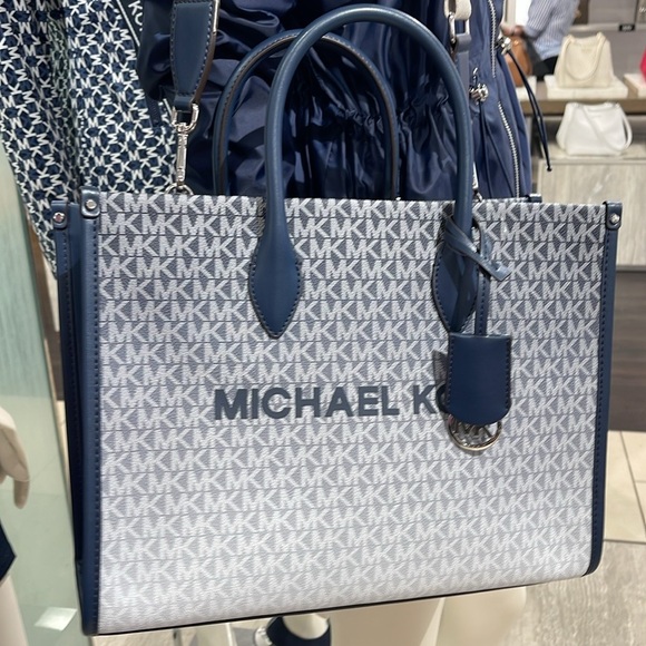 MICHAEL KORS Mirella Medium Ombré Logo EW Tote Shoulder Bag
Navy 
NWT - Picture 6 of 16